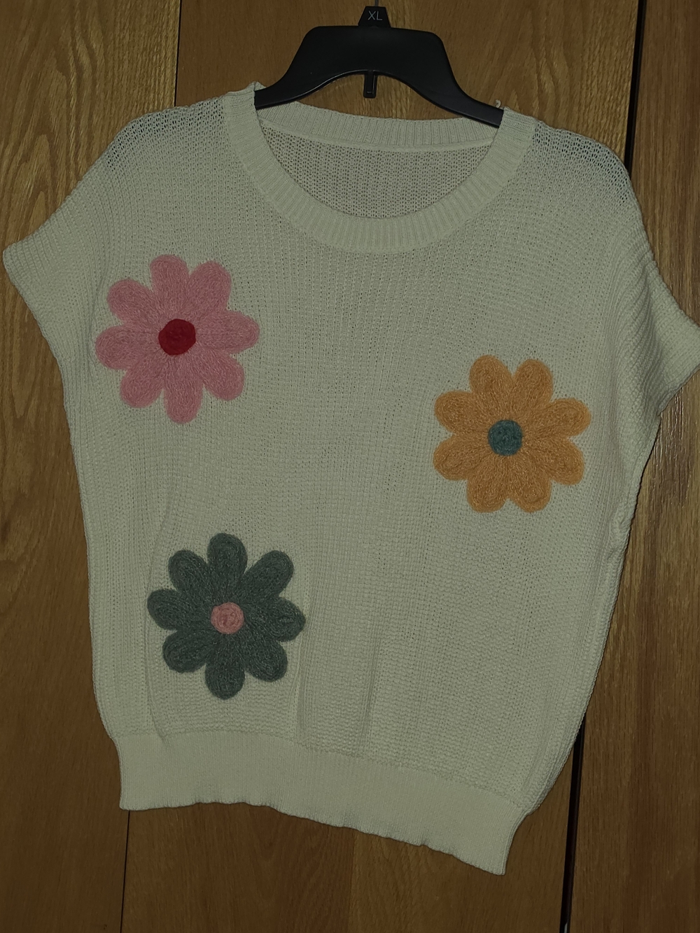 Cream Floral Appliqué Short Sleeve Sweater $25 NWOT